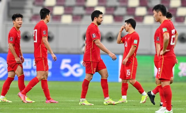 开云体育下载-新华社辟谣国足房费8000一晚：输球时连呼吸都是错